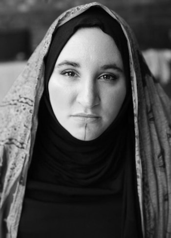 Issa Hanan bw